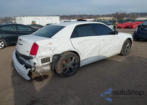 2022 Chrysler 300 Touring z USA, uszkodzony, nr VIN 2C3CCAAG6NH198791